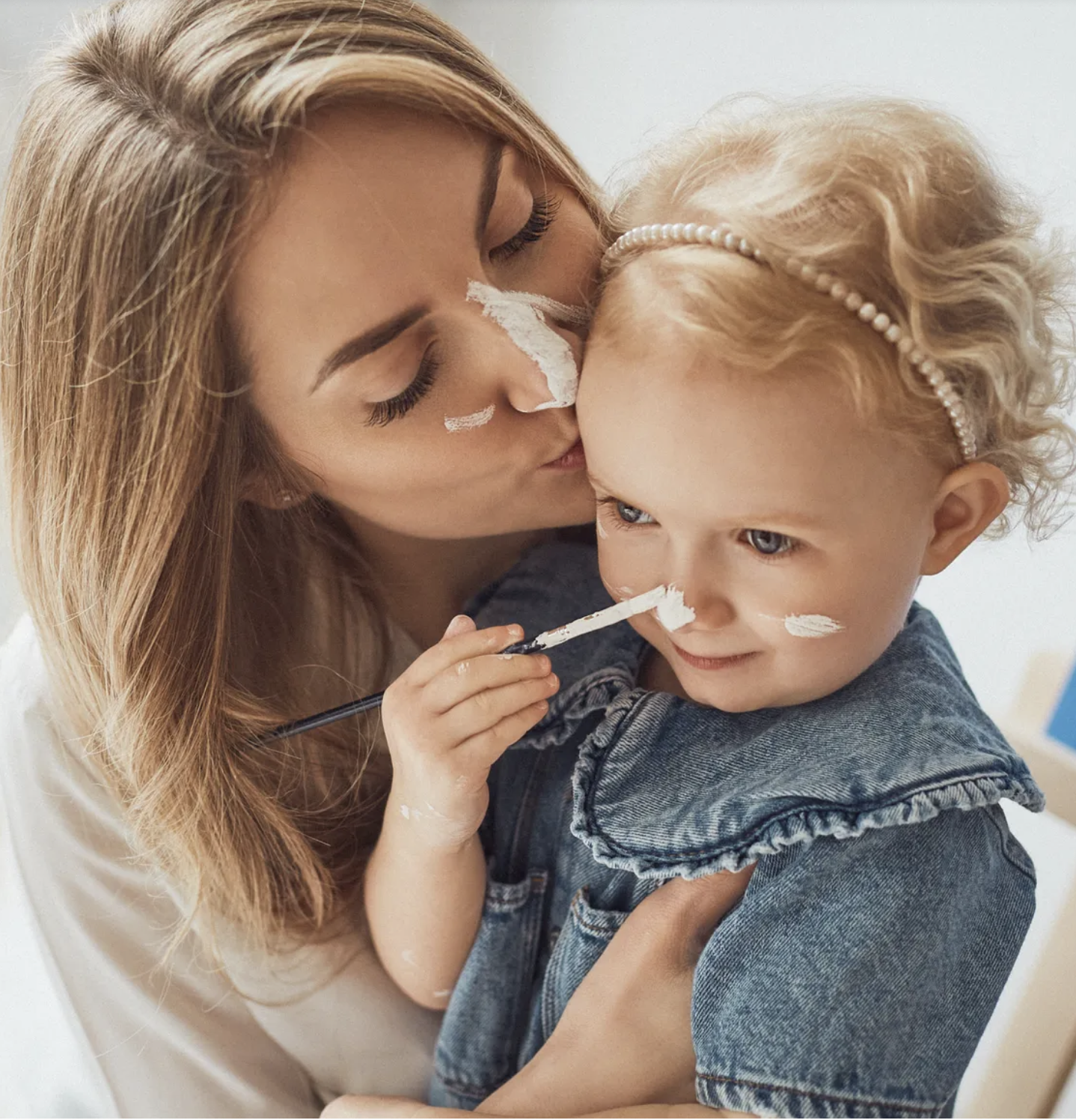 Mãe e filha pintando juntas